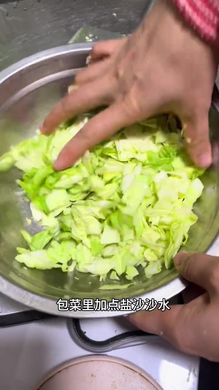 今天分享海蛎饼的一种做法，好吃简单
