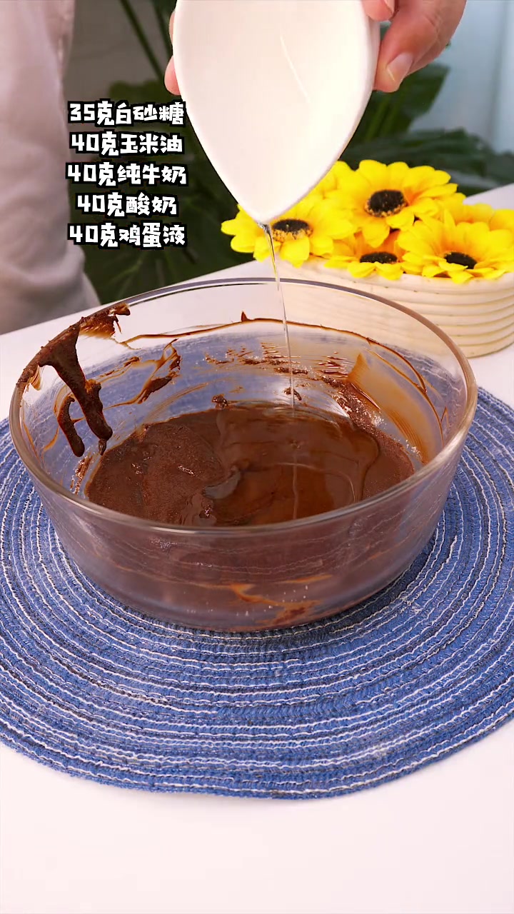 只需要搅拌就可以做出这样浓香松软的巧克力玛芬蛋糕