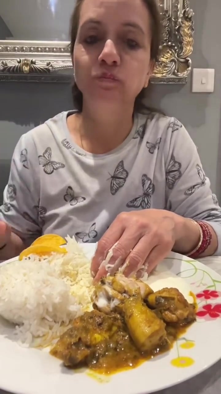印度富人吃晚饭，直接用手抓，连个餐具也不用