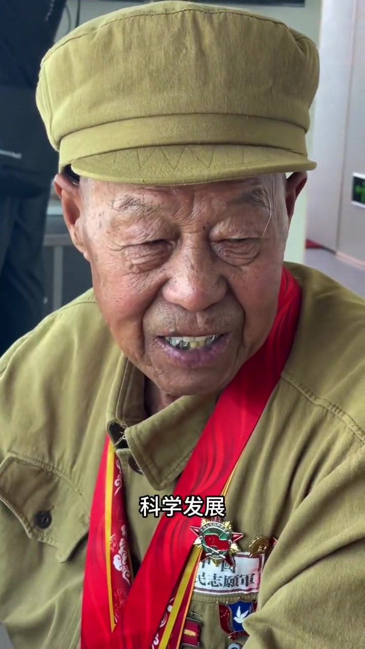 抗美援朝老兵讲起跨过鸭绿江大桥的故事