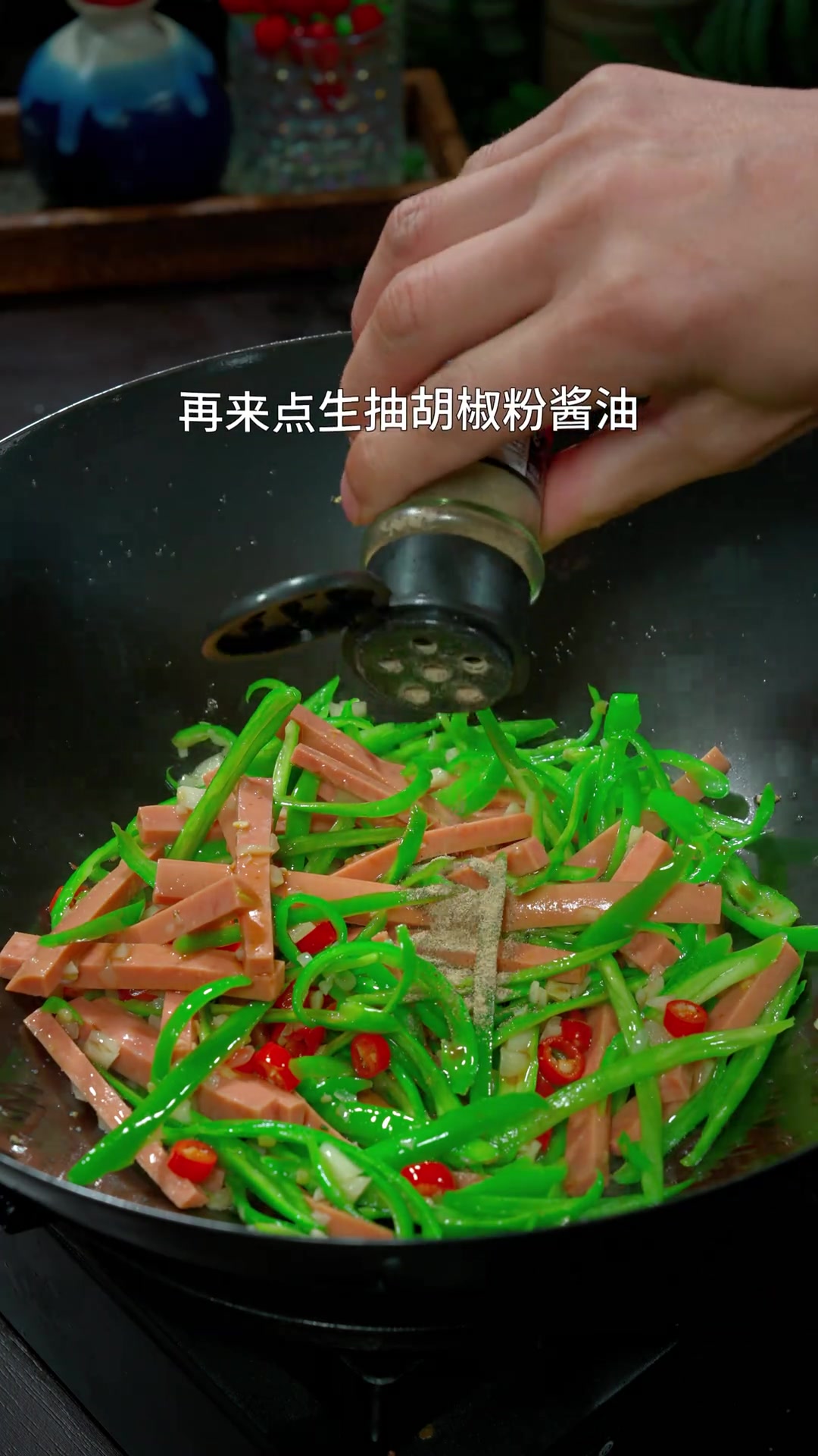 家里每次做这个 青椒火腿炒鸡蛋,小朋友都抢着吃,太香了 美食 美食教程 家常菜 @DOU+