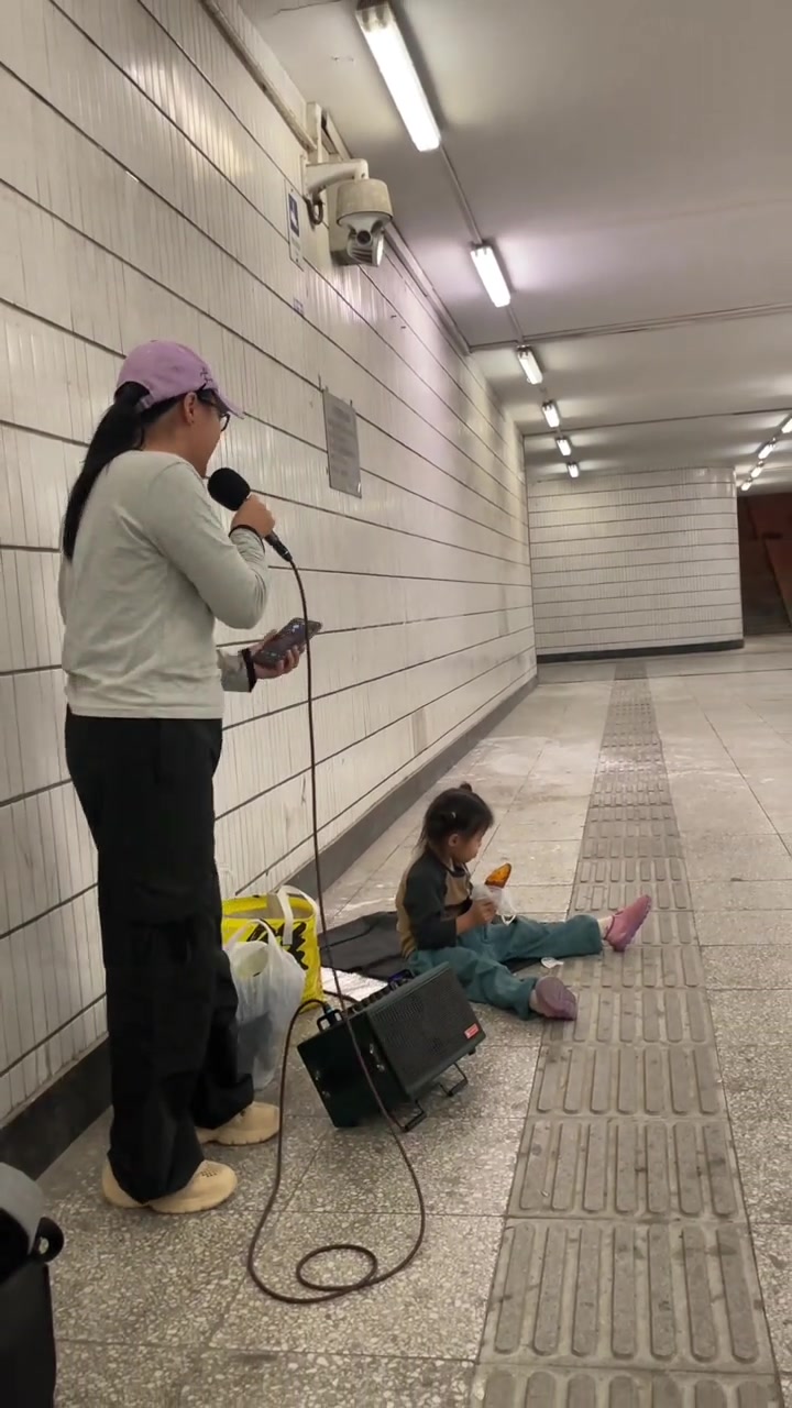 《是妈妈是女儿》，北京地下通道一边带娃一边唱歌！还记得小时候的我向往长大