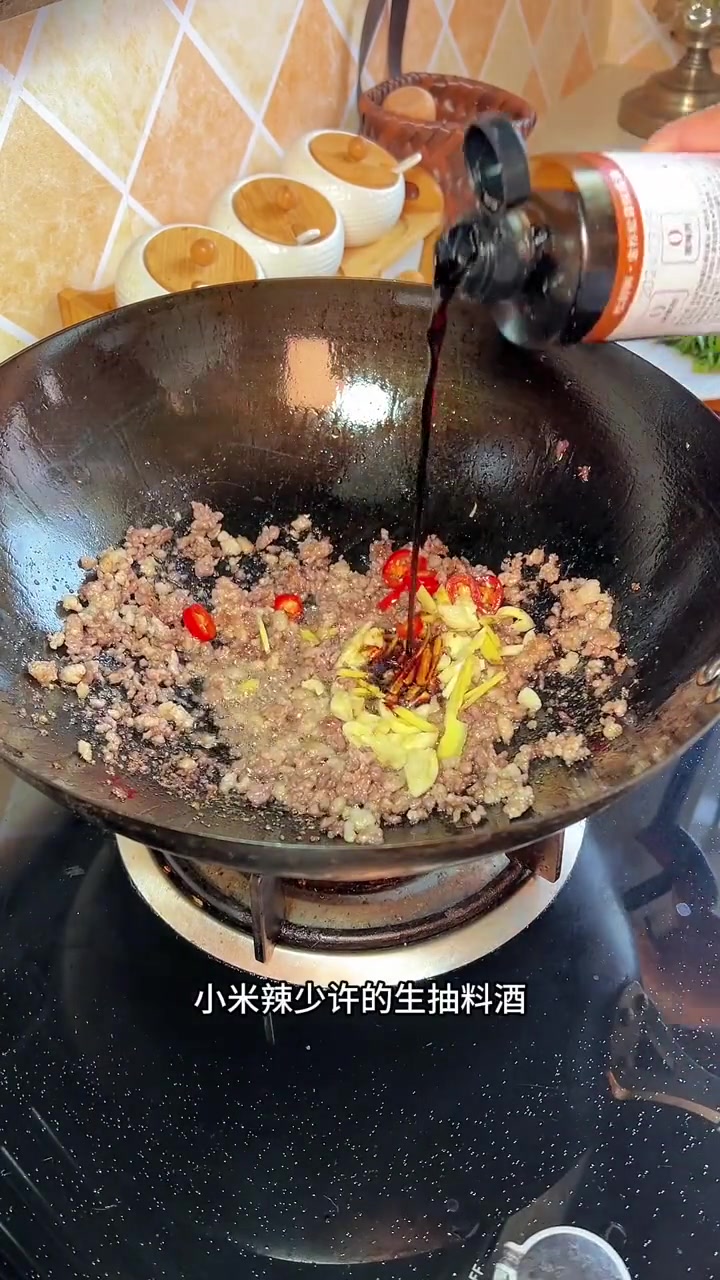 酸菜小笋焖猪血豆腐，真的太开胃了，一家人都好喜欢吃，怎么吃都吃不腻