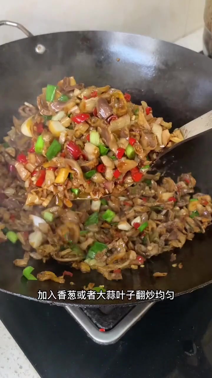老妈的拿手菜，白辣椒炒鸡胗。下粥下饭又下酒