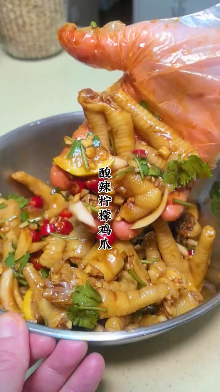 年夜饭的餐桌上我都喜欢做一个酸辣柠檬鸡爪，清爽解腻好吃又过瘾！