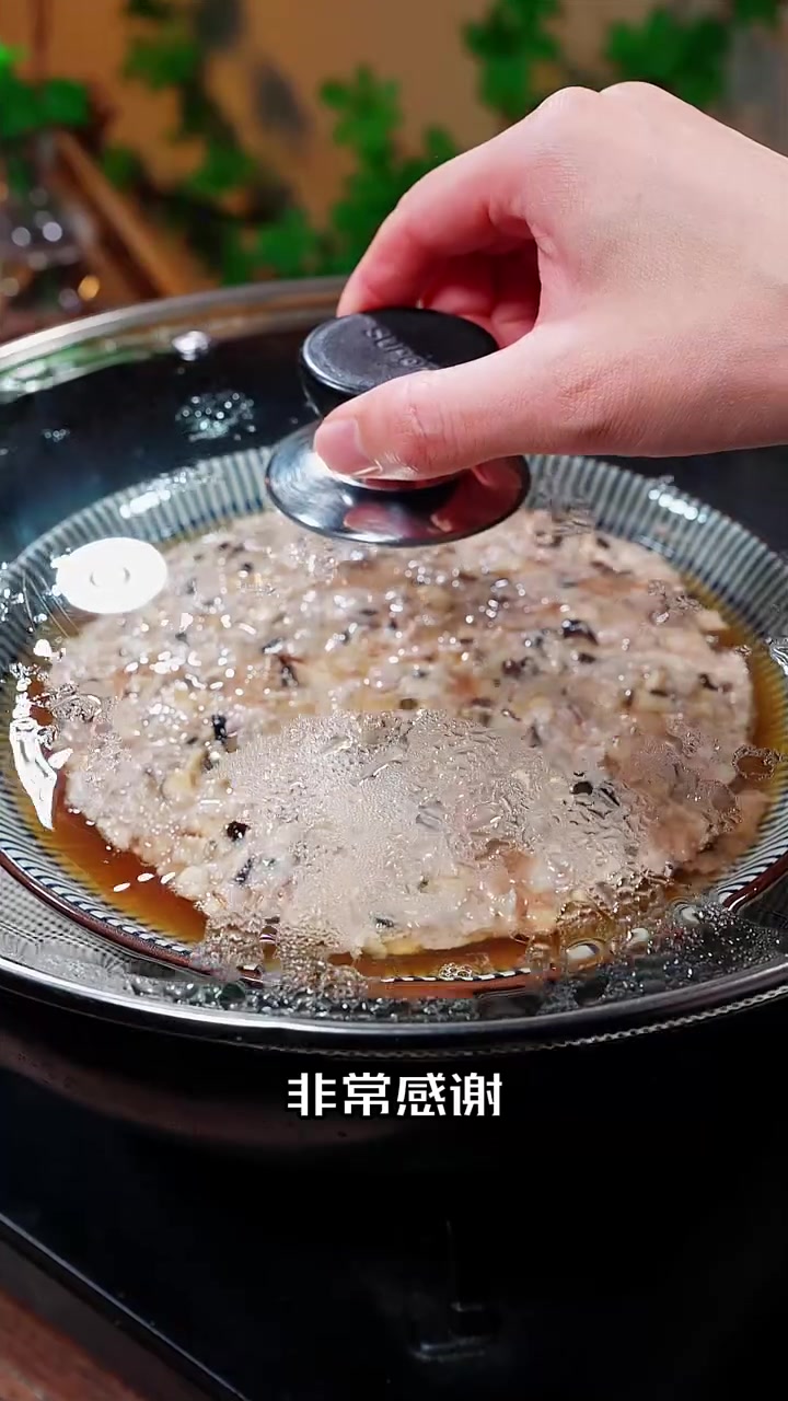  强烈推荐的一道菜，香菇木耳蒸肉饼，鲜嫩又多汁，做法简单又营养，每次做这个菜呢，小朋友都能