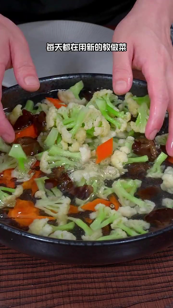 过年大鱼大肉吃腻了，你就试试这个凉拌菜花，清脆爽口好吃到停不下来