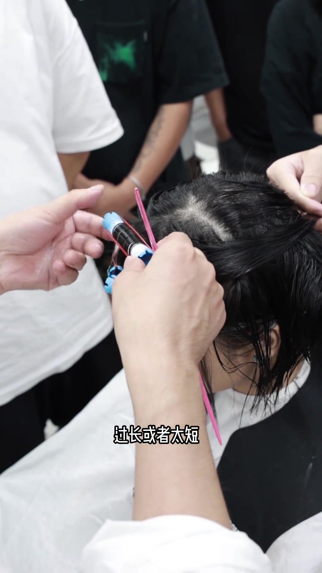 如果厌倦了一刀切发型这款俏皮感短卷发可以考虑