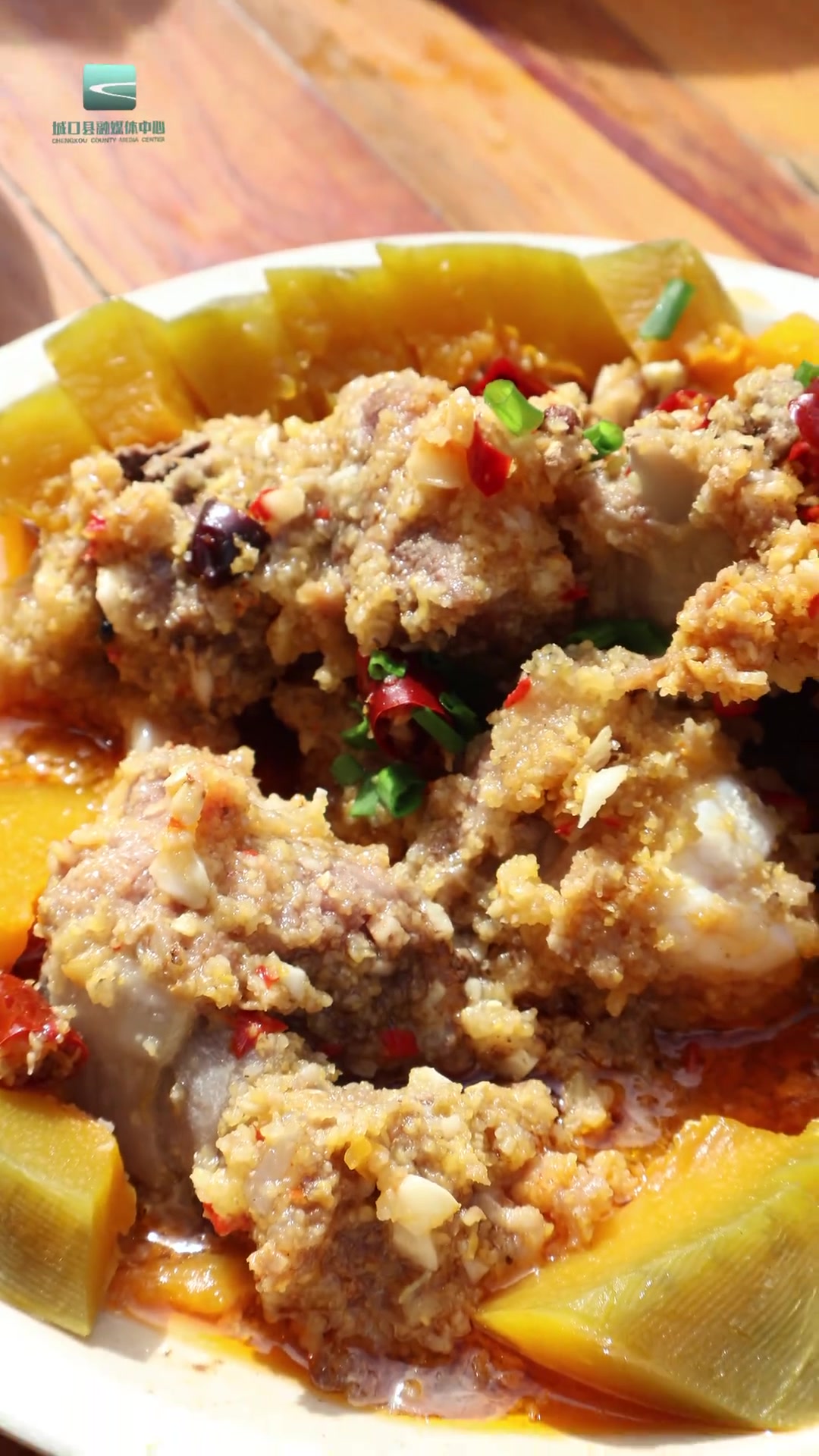 午饭时间到了,宝子们,今天我们一起学习这道南瓜蒸排骨~
