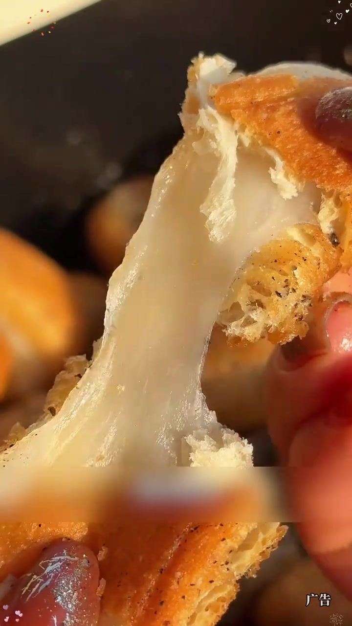 这小小一个真的好方便,酥脆的油条包裹着糯叽叽的糍粑,关键一点都不油腻。一口下去真的好满足
