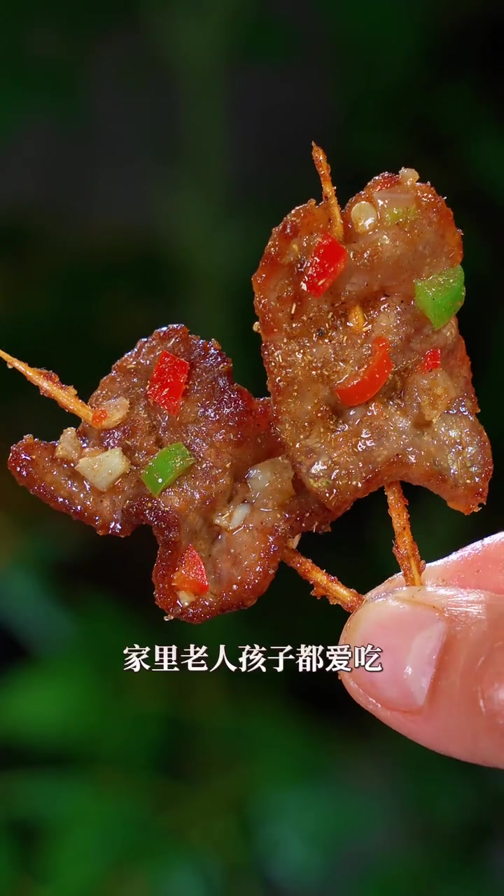 把牙签穿到牛肉里,再像我这样腌一腌,下锅一炸又香又嫩,不会柴不塞牙,家里大人小孩都抢着吃。