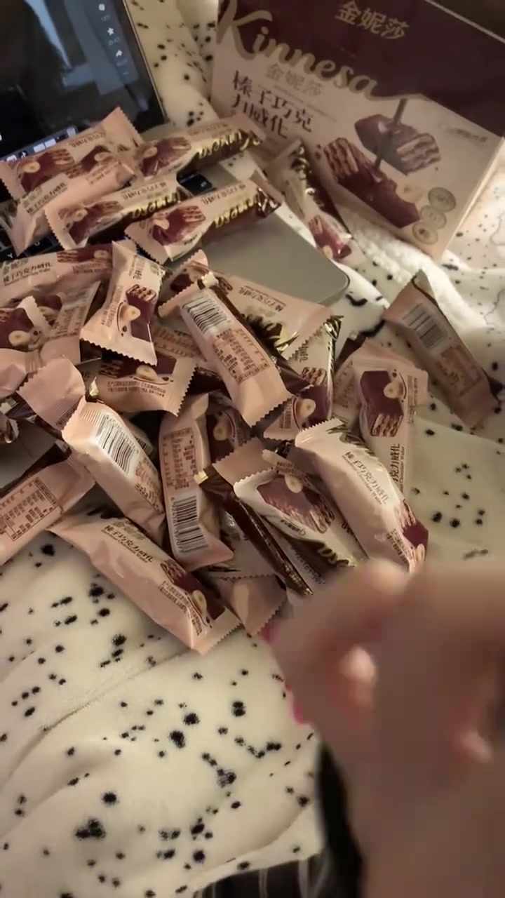 又又又回购的榛子巧克力威化饼干！真的很好吃都给我去吃