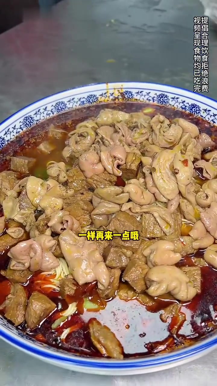 花200吃一碗肥肠牛肉面，老板和服务员震惊了