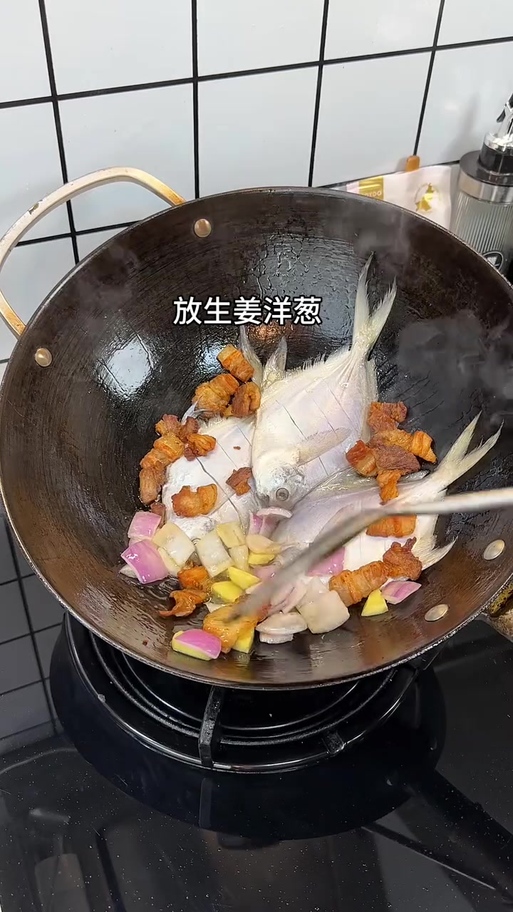 现在正是吃冬笋的季节，搭配着雪菜来烧鲳鱼，汤鲜鱼嫩，鲜掉眉毛啦 冬笋 雪菜 鲳鱼 地方特色