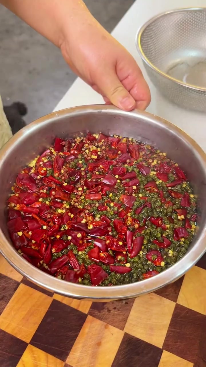 这两天的菜系太清淡啦～，雨姐今天整了一桌子麻辣鲜香的菜，太香了吧！