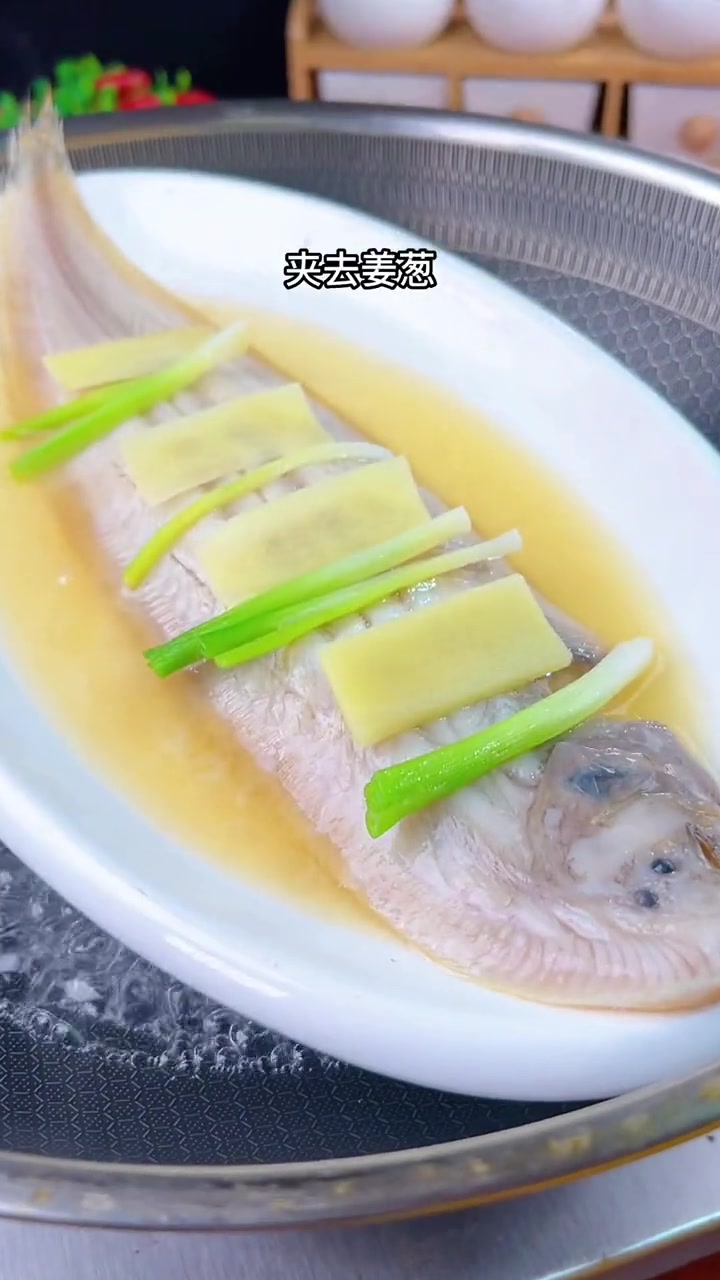 他叫鳎目鱼也叫龙利鱼，还有人叫他日塔鱼，是比目鱼的一种
