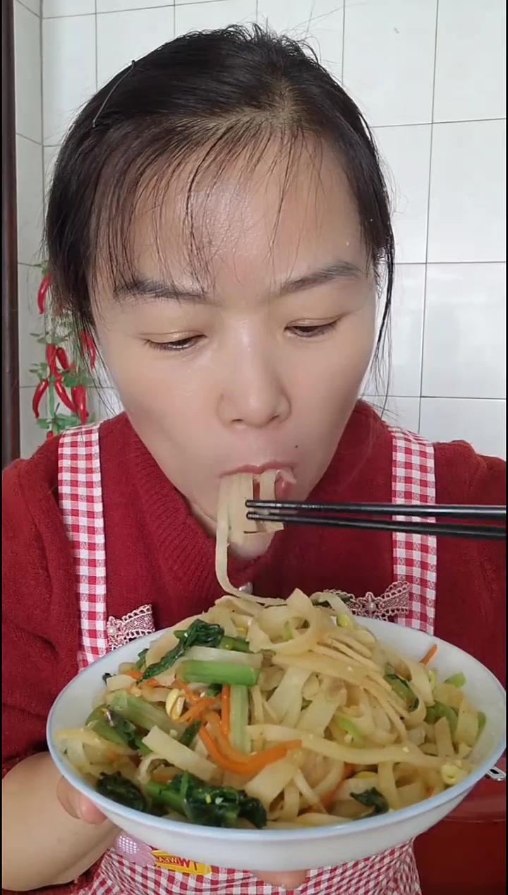 自己做的炒饼丝,软溜溜的,还炒不粘,孩子们都说,太好吃啦