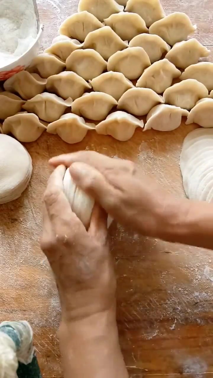 一看就会的手捏饺子皮慢动作教程