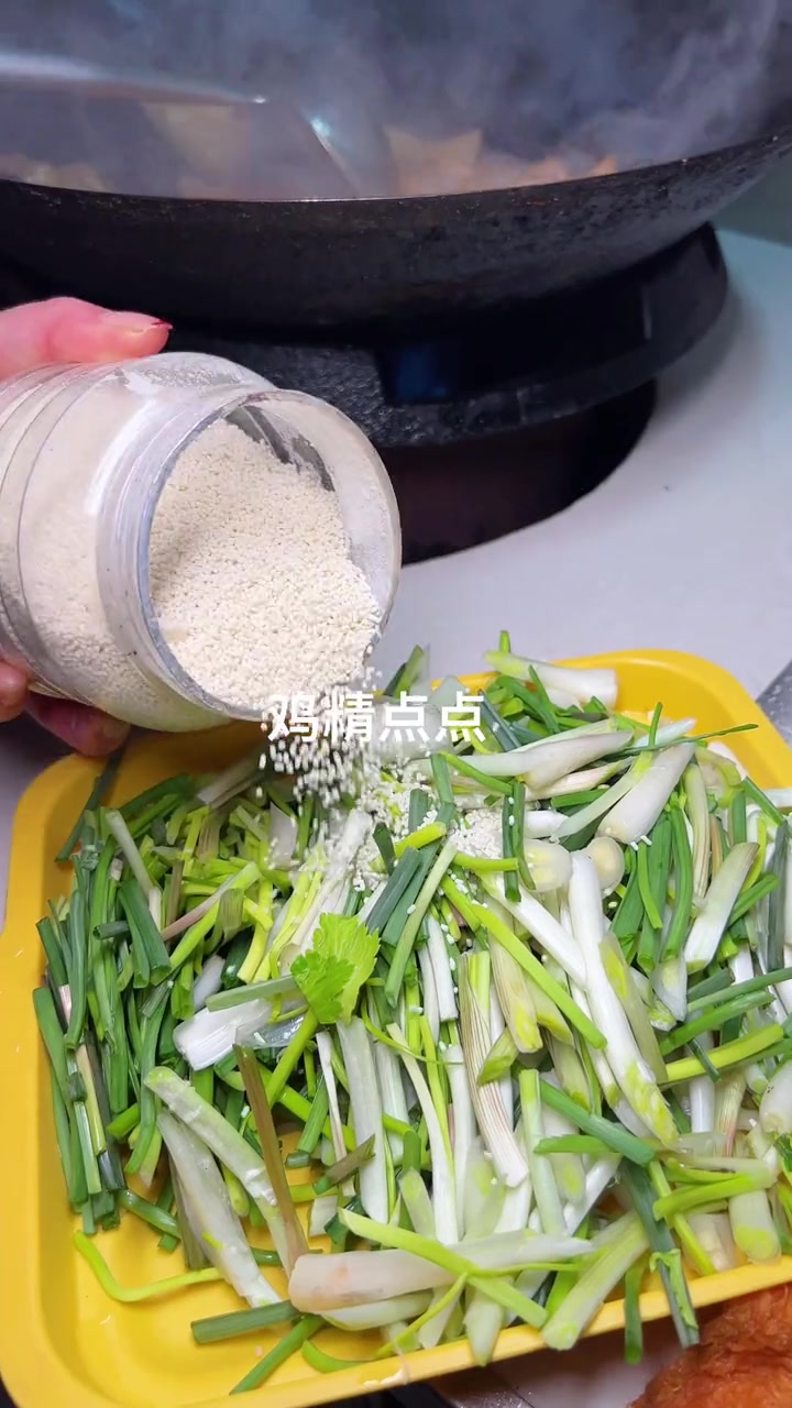 我外婆只爱吃自己做的回锅肉，特别是蒜苗儿的~，油唧唧的又香