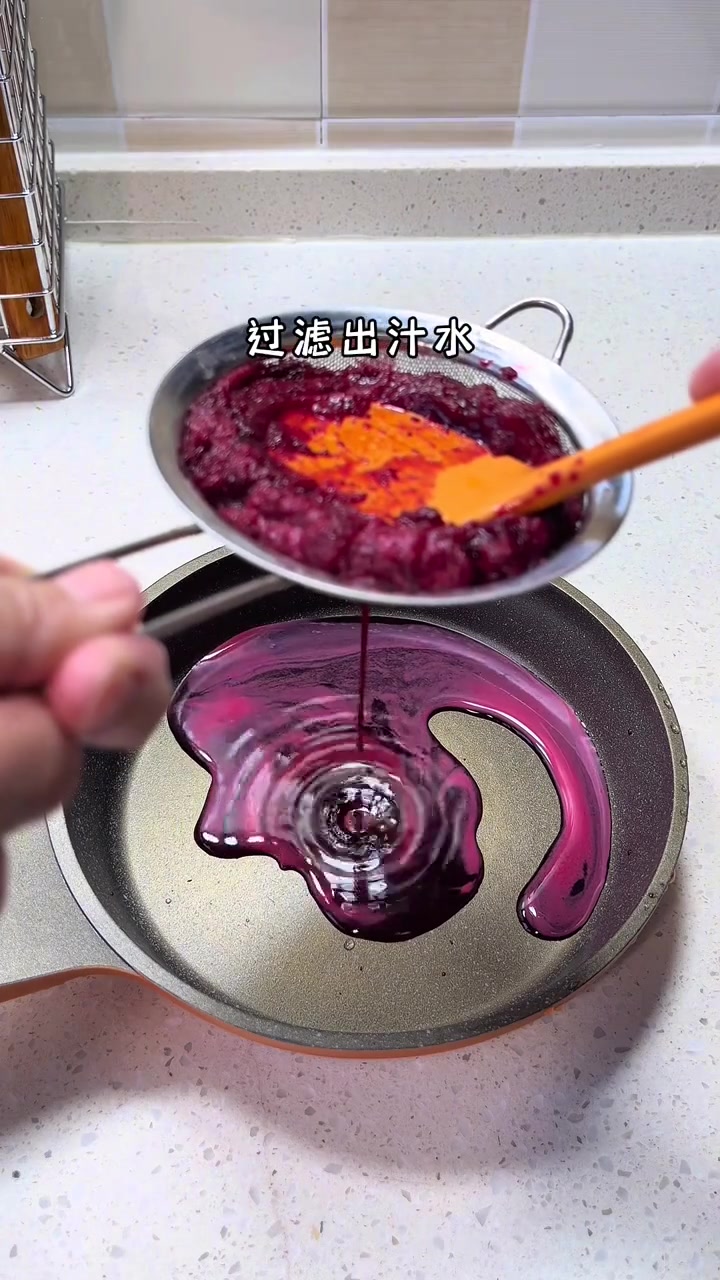 用甜菜根做成这样的糖葫芦溶豆，太有氛围感了