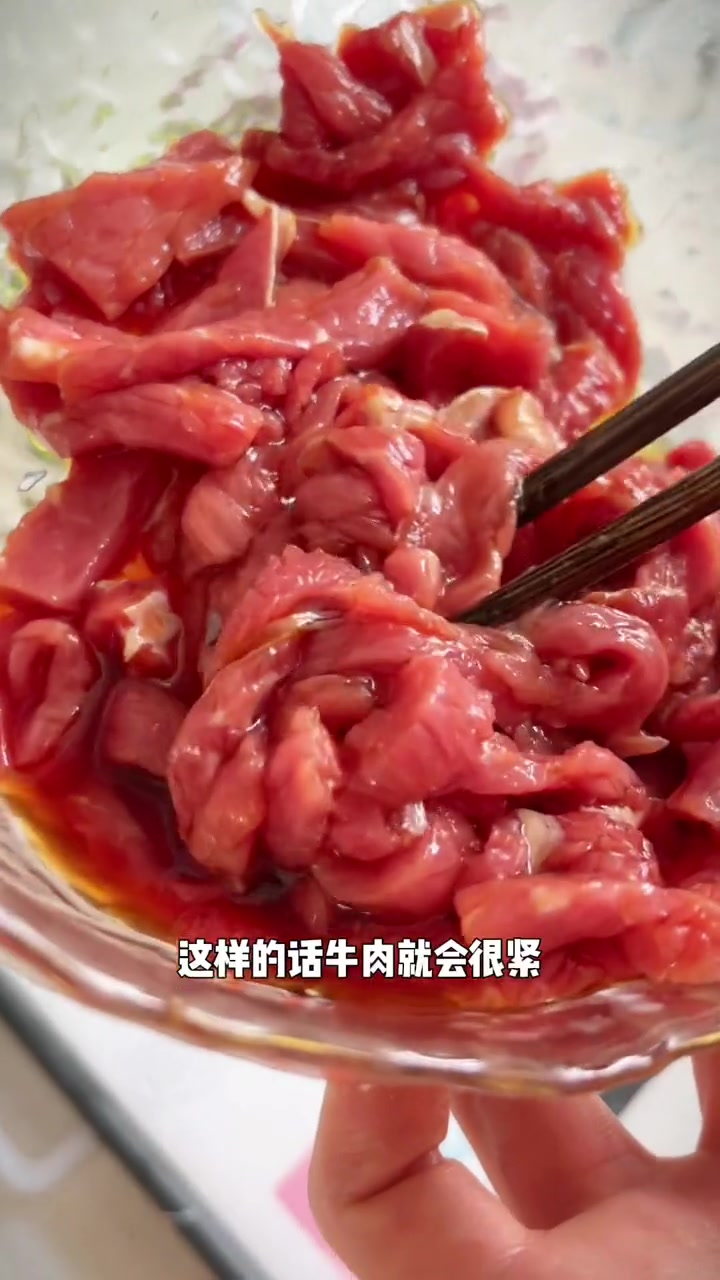 炒牛肉嫩滑的关键，逆着纹路切，腌时候不要放盐
