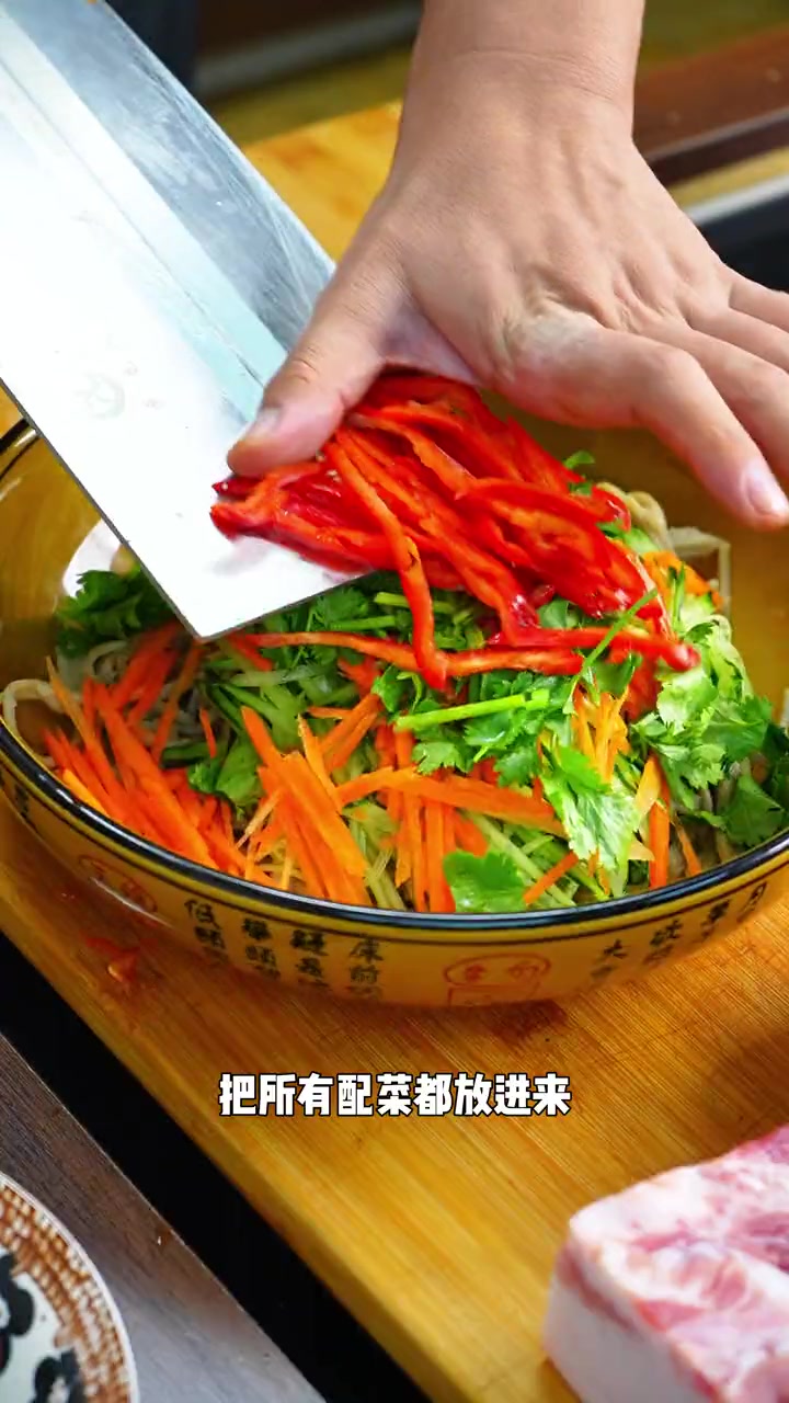 今天来一道凉拌莜面，不会做的家人们快来学学