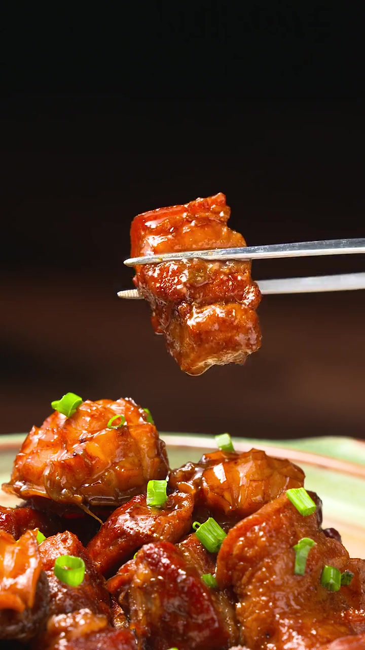 年夜饭必备的鲍鱼红烧肉。色泽诱人，肥而不腻，瘦而不柴，寓意虎年金玉满堂