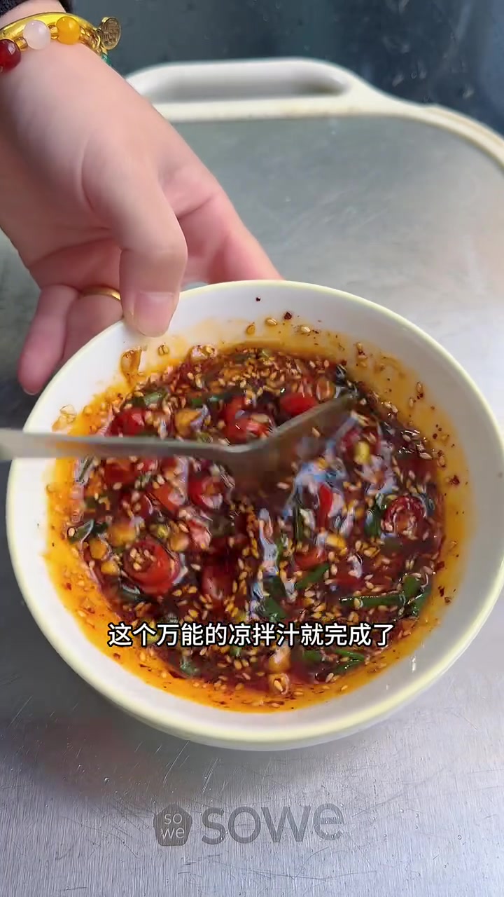 答应我一定要试试这个凉拌黄瓜皮蛋巨好吃 简简单单又一道超级解腻下酒菜!不爱皮蛋的人都爱了!