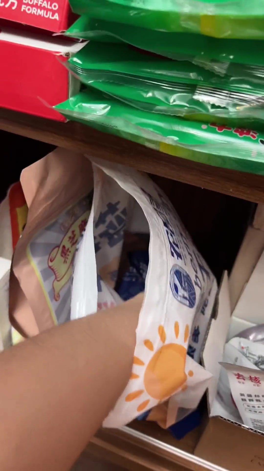 偷吃小小胡干净配料零食，刺激！吃了应该不会长胖吧？