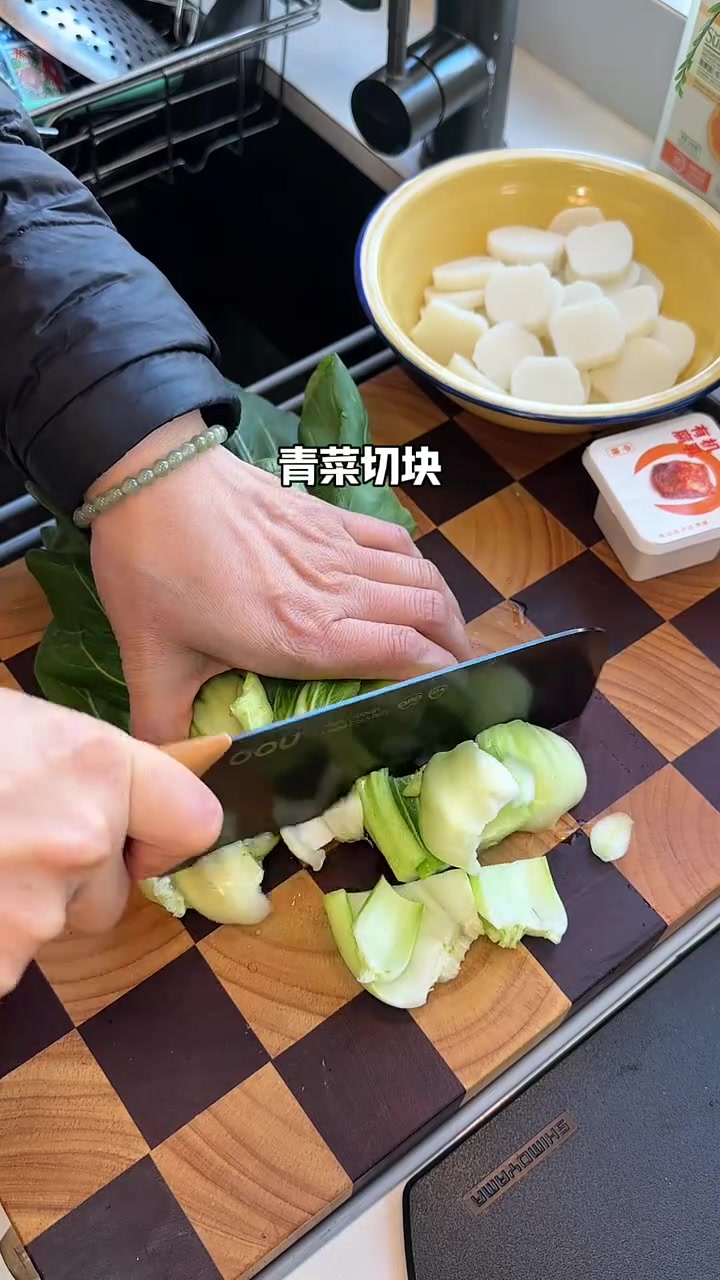 算了，跟你们外省人也说不明白，这碗青菜年糕泡饭对于浙江人的含金量，小时候的回忆～妈妈得味道