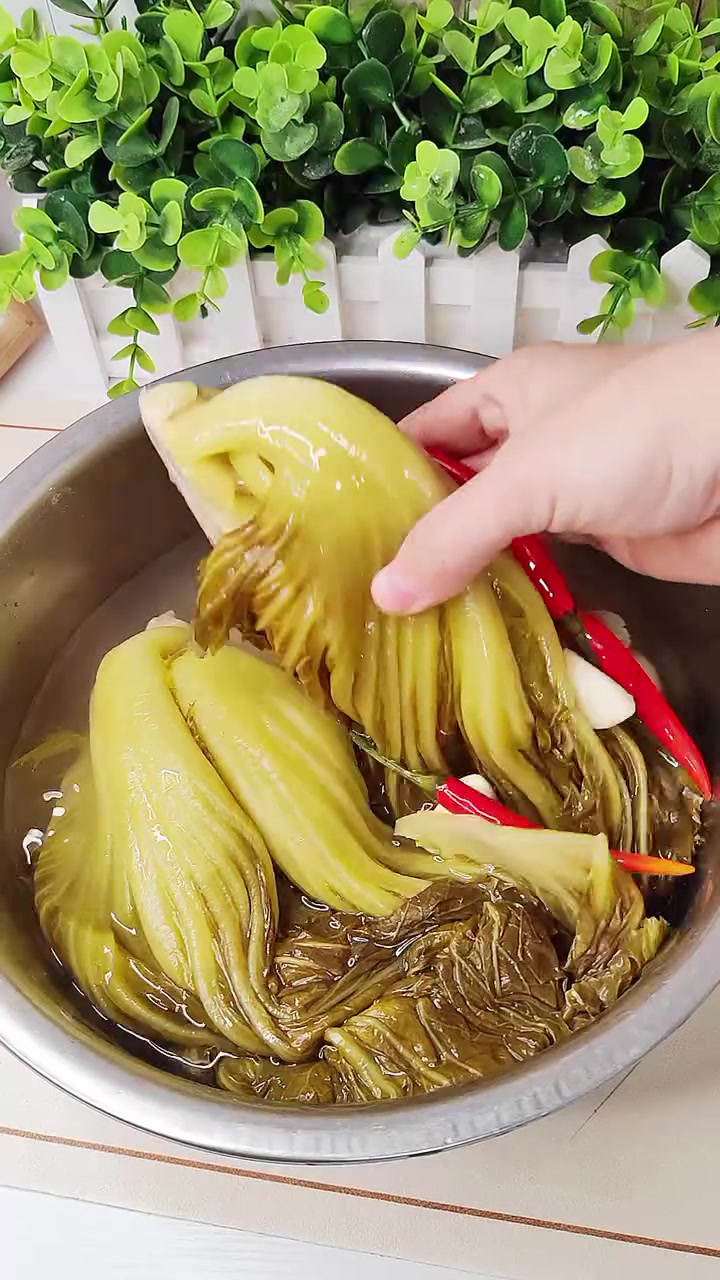 原来酸菜鱼里面的酸菜是芥菜,关键我还腌成功啦
