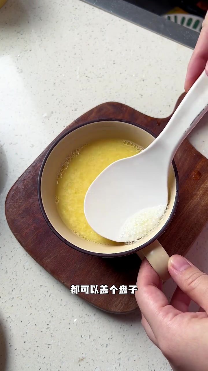 微波炉鸡蛋羹，2分钟就能搞定，滑滑嫩嫩的超级美味～