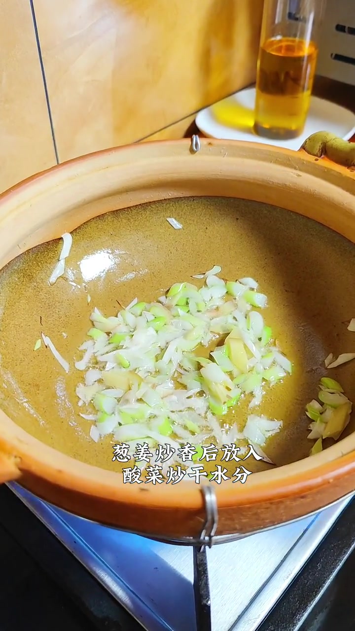 做个喜爱的酸菜海鲜锅，一道道食材下锅变成美食