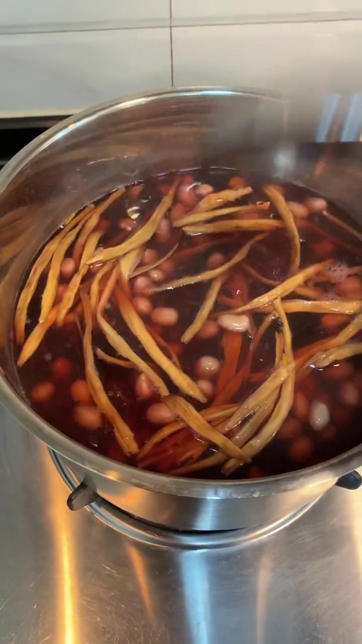 有些地方叫咸汤，家里食材不多了，做了这个素胡辣汤，一出锅秒光