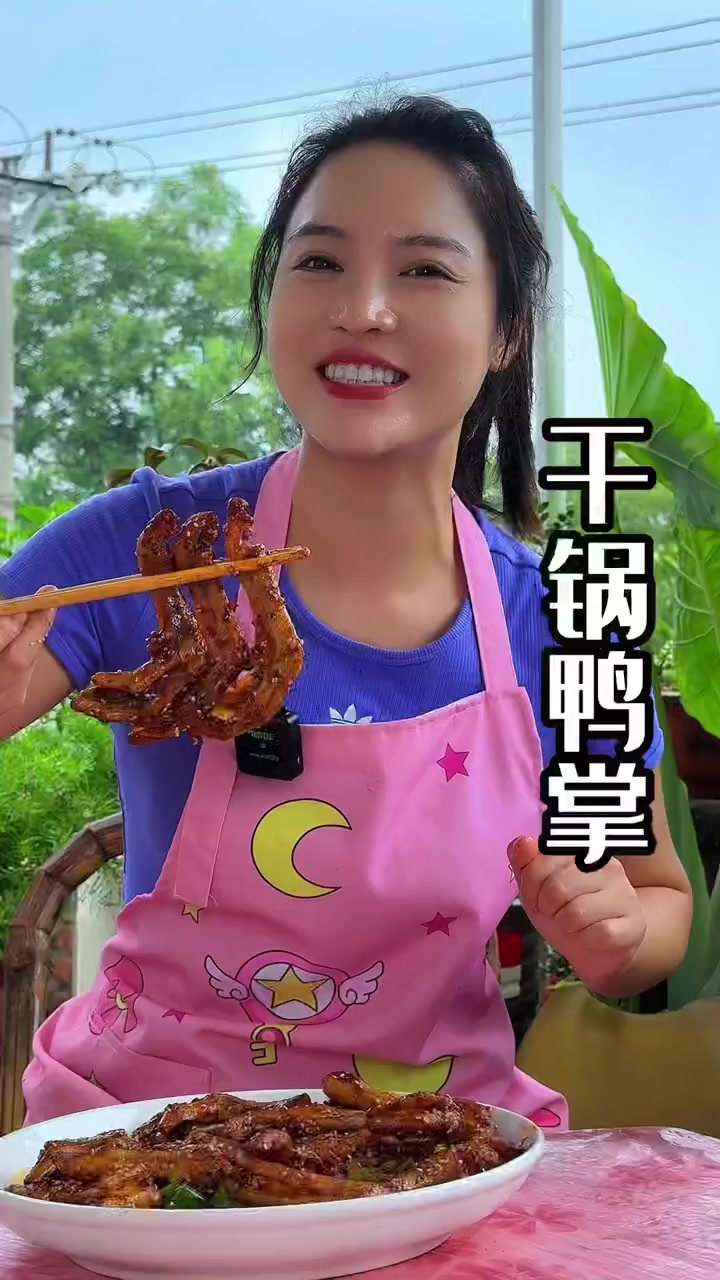 干锅鸭掌怎么做出饭店的味道，要想鸭掌焦香不粘连就像玲玲这样做成干锅鸭掌