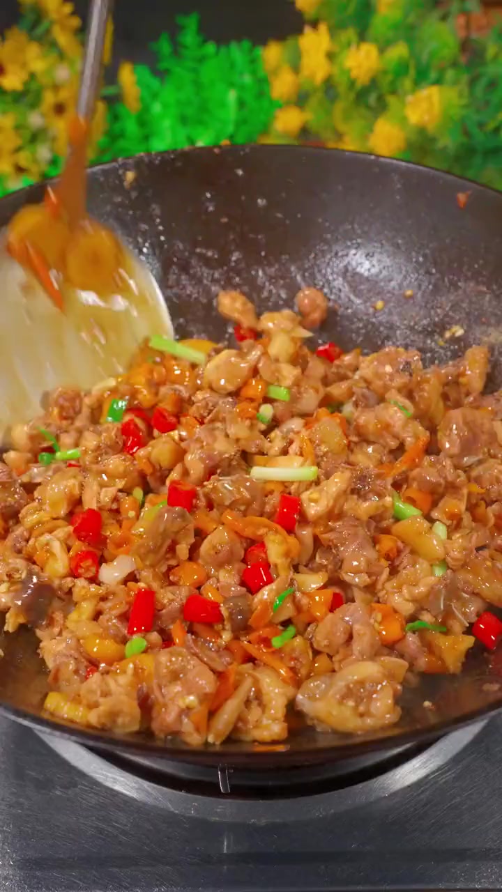 这样做的黄贡椒炒鸡，是湖南土菜之乡衡东县的一道招牌菜