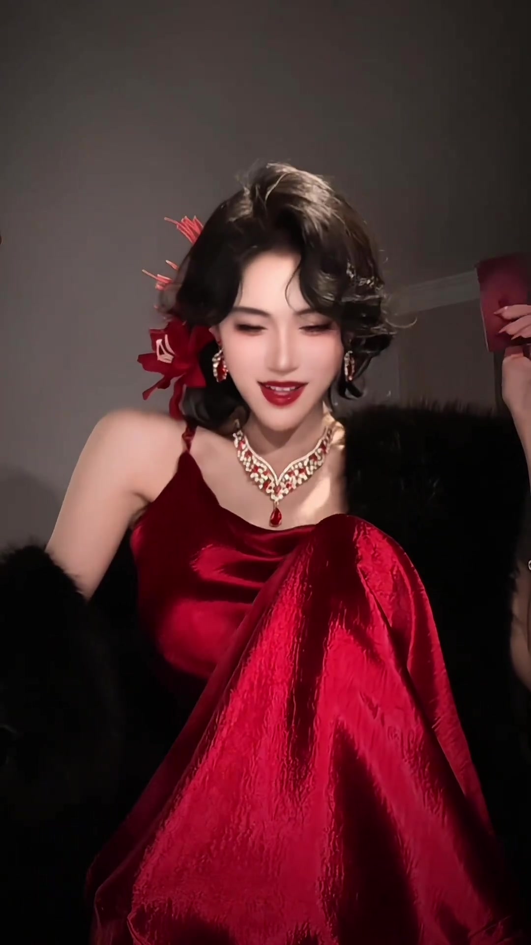 “喊我一声妈咪，我保你风生水起～” 玩物丧志 反派 美丽坏女