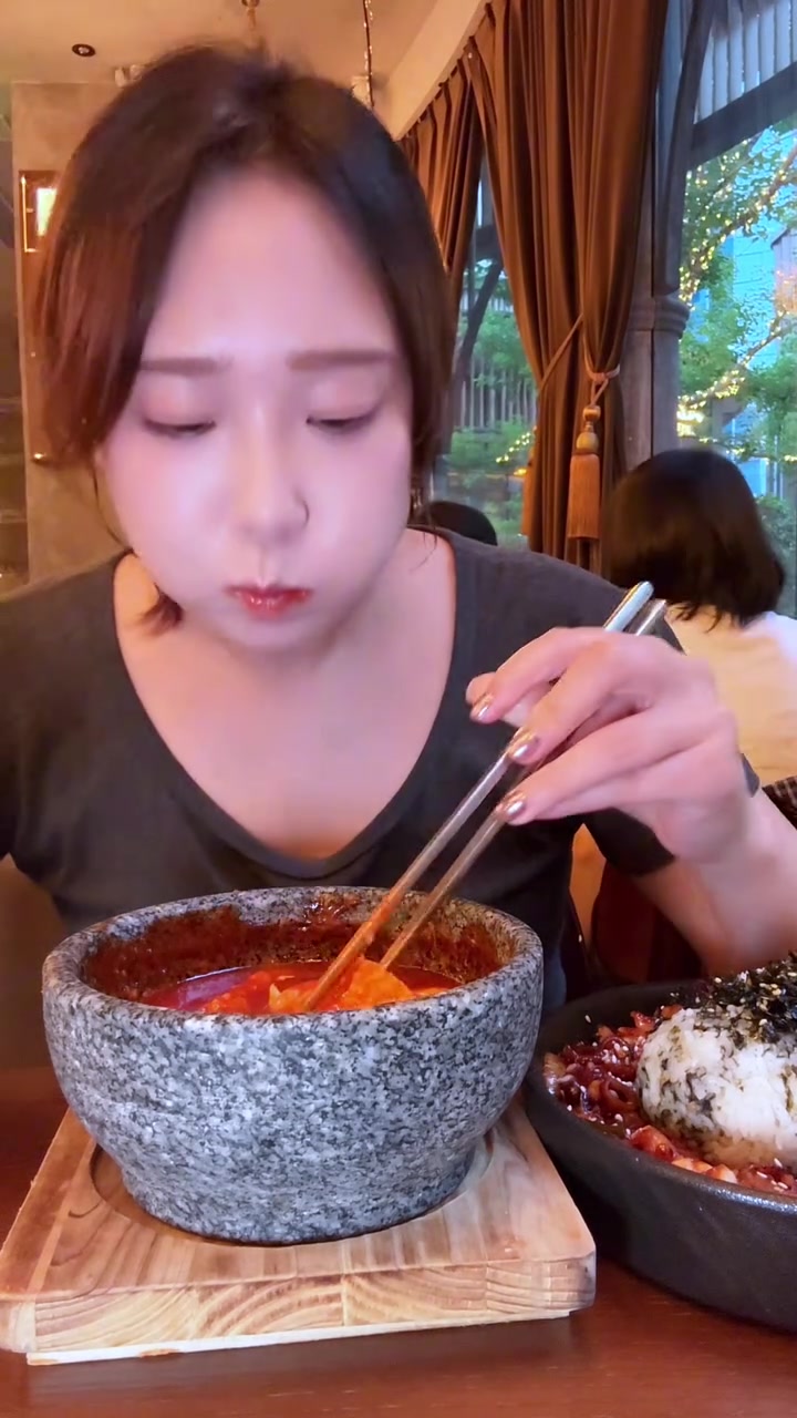 韩餐厅炫饭!芝士鱼饼年糕还有辣章鱼拌饭