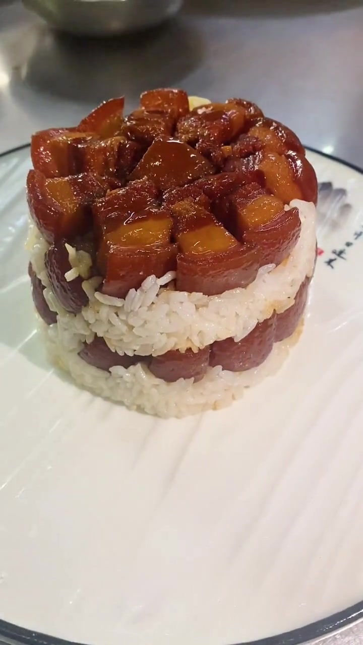 红烧肉蛋糕完成啦!一个人吃刚刚好!红烧肉教程翻一翻前面的视频哦!