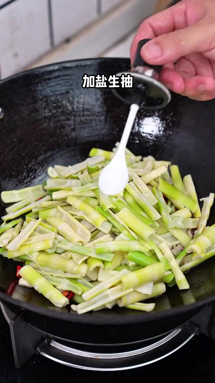 爱吃笋，不要错过这个小春笋炒腊肉，脆嫩的口感加上腊肉的咸香特别的好吃