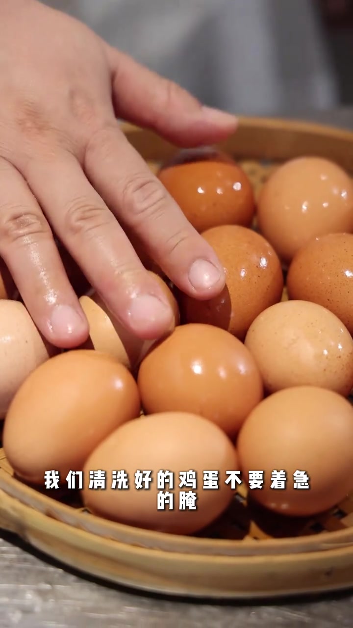 五香腌鸡蛋，很多人不知道怎么才能腌出起沙流油，咸淡均匀