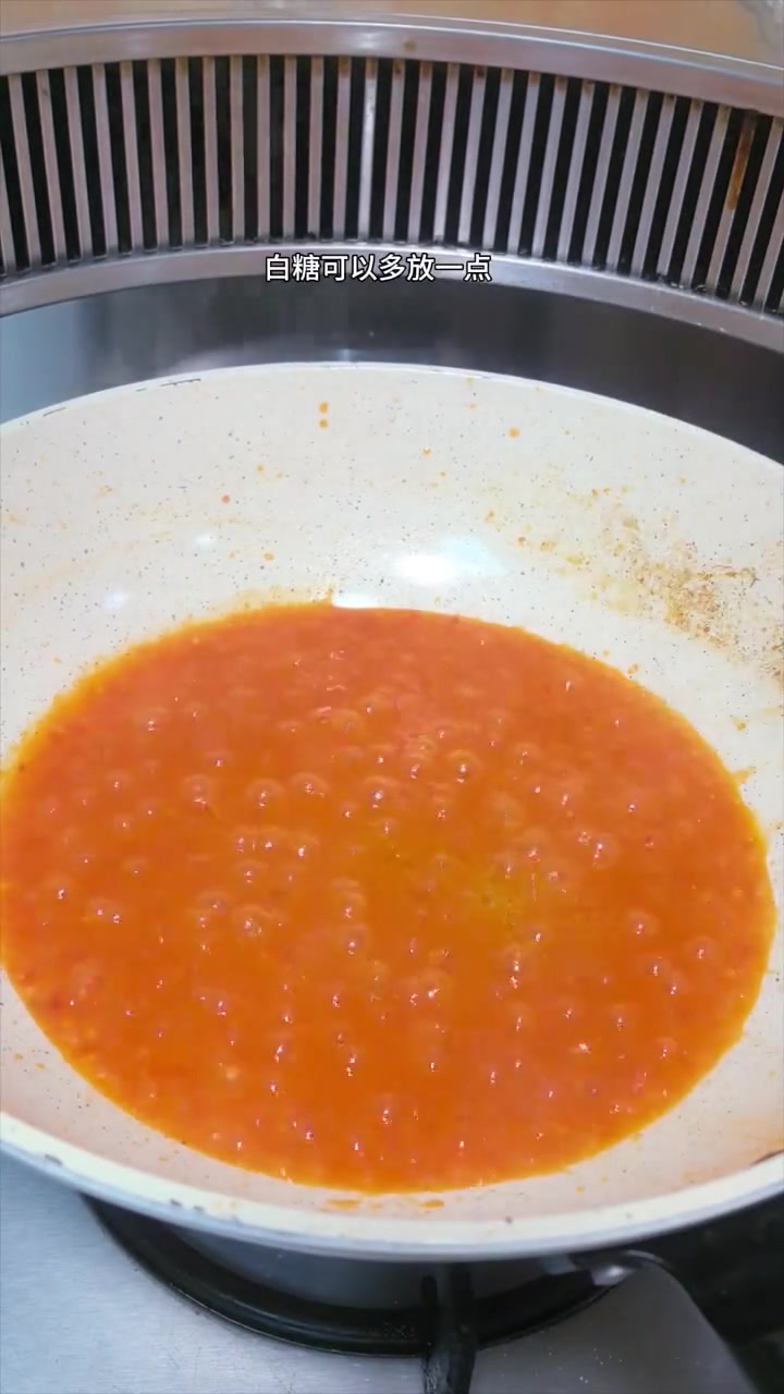 年夜饭的餐桌上不能全是大鱼大肉，做一个番茄酱拌米皮酸鲜开胃又解腻