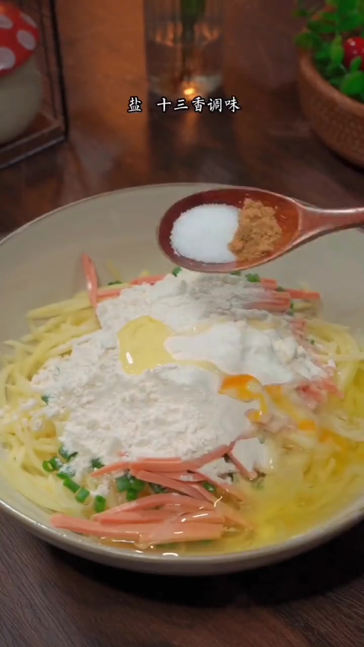 家里有土豆就能学会的土豆饼，我家三个孩子都爱吃，做法还简单