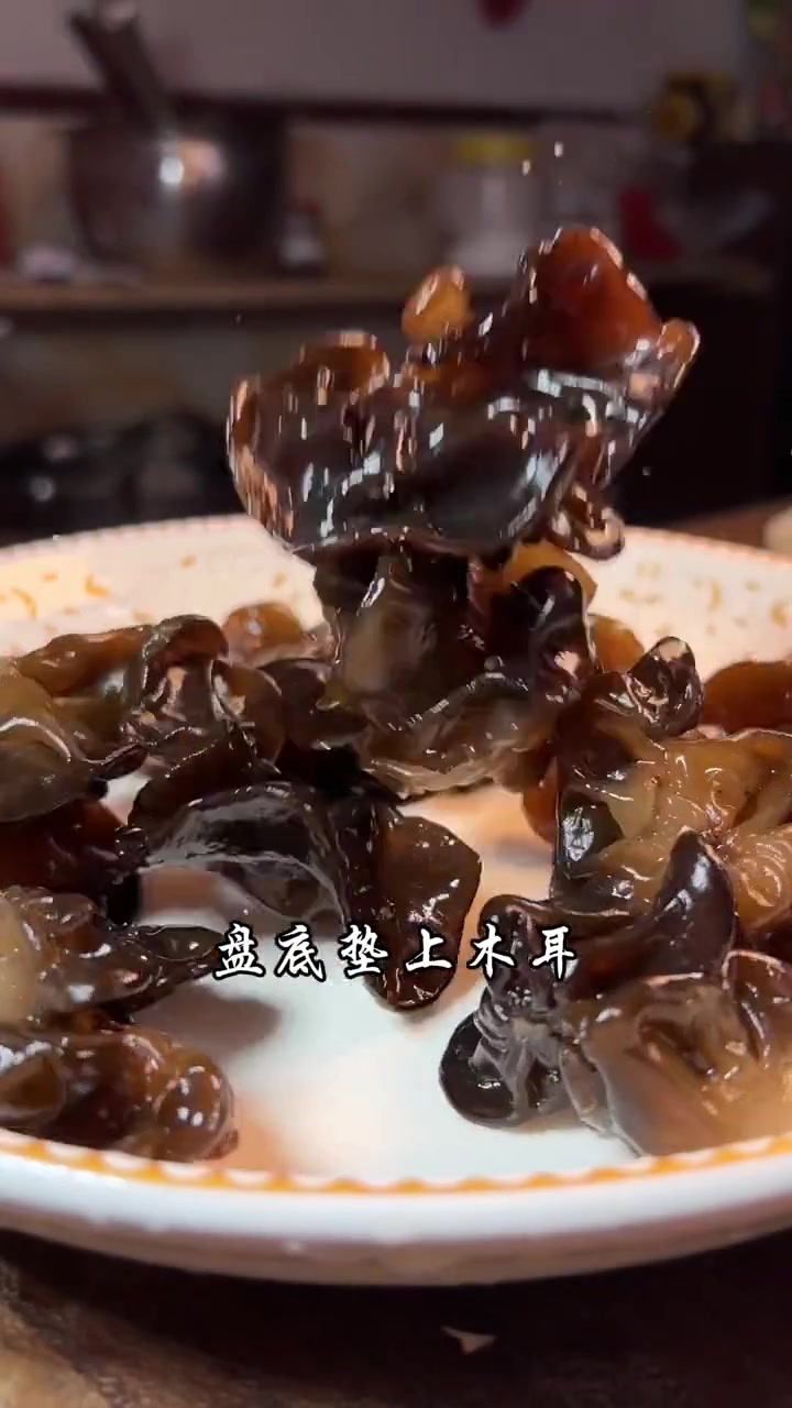清蒸鲈鱼像我这样做，肉质嫩滑，味道鲜美，比饭店做的还好吃