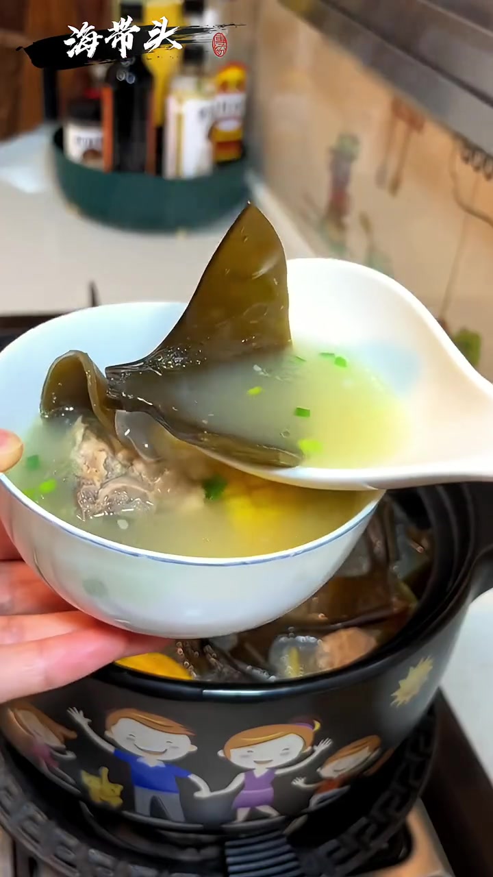 夏天用这个海带头煲汤很不错，汤鲜味美，一口气下去真的很粉糯，适合全家人一起喝的一道汤！