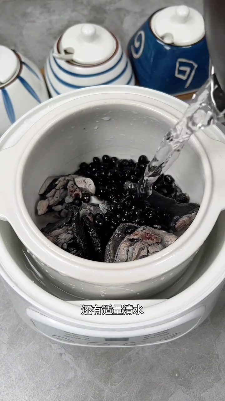 熟地黑豆炖乌鸡汤，喝起来真的很香很好喝