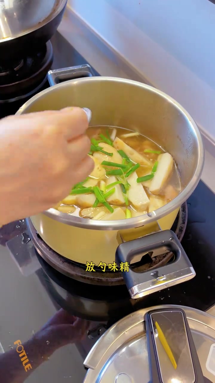 排骨炖芋头是非常好吃的一道菜，这样炖起来的排骨非常鲜嫩