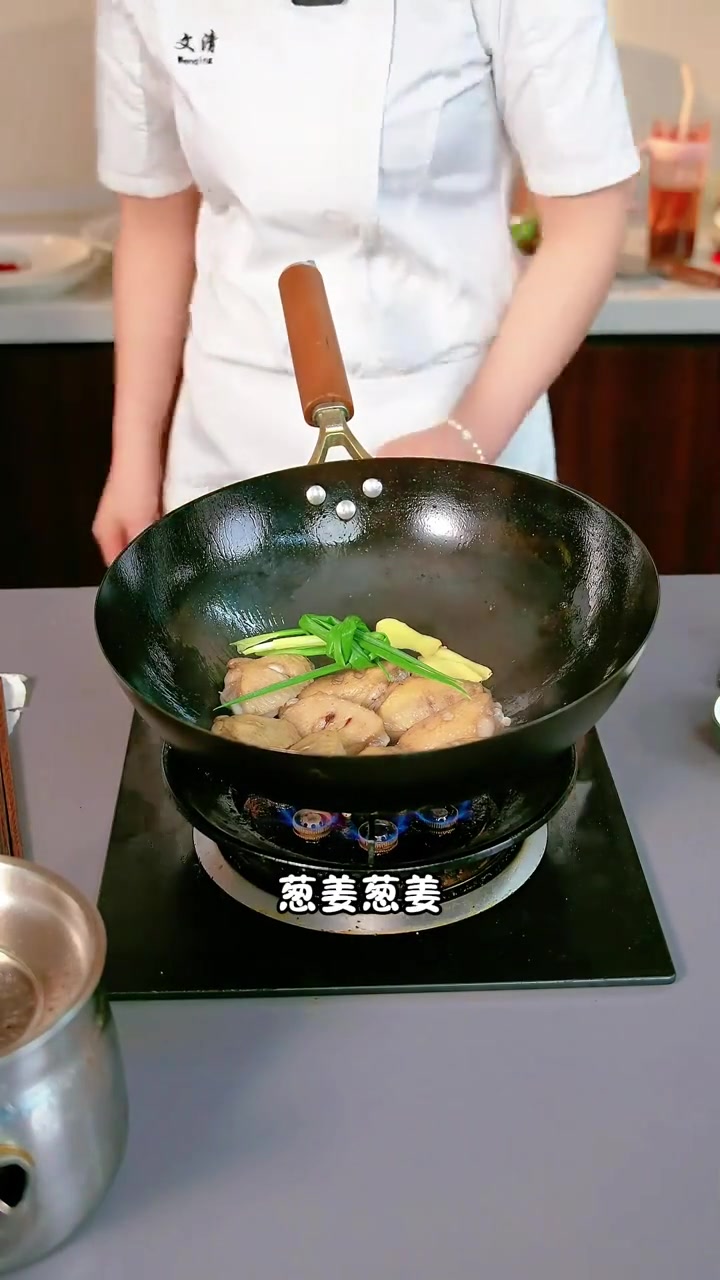 红烧鸡翅焖鲍鱼怎么做？