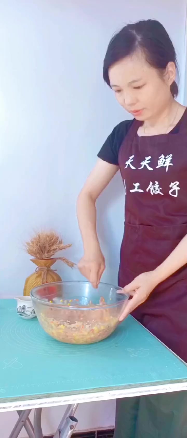 孩子想吃玉米马蹄饺，水饺这样做清甜可口，皮薄多汁饺子包法