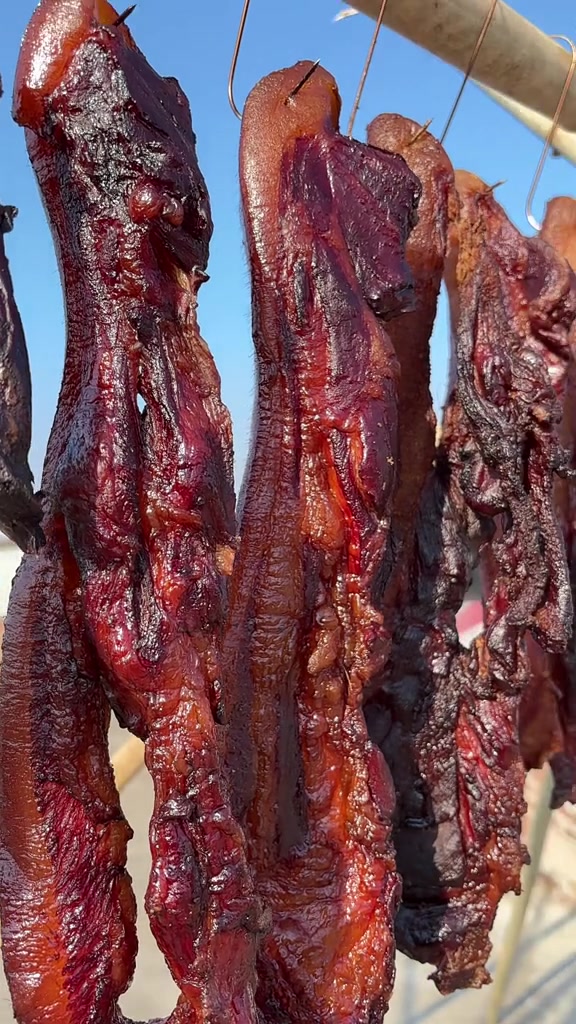 今日砍甘蔗归来熏腊肉，柚子皮为腊肉添果香